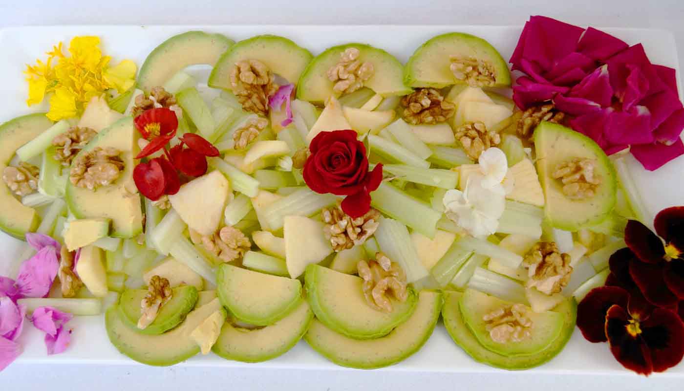 Receta de ensalada de flores y aguacate - Recetas ligeras - Cocineando.comional