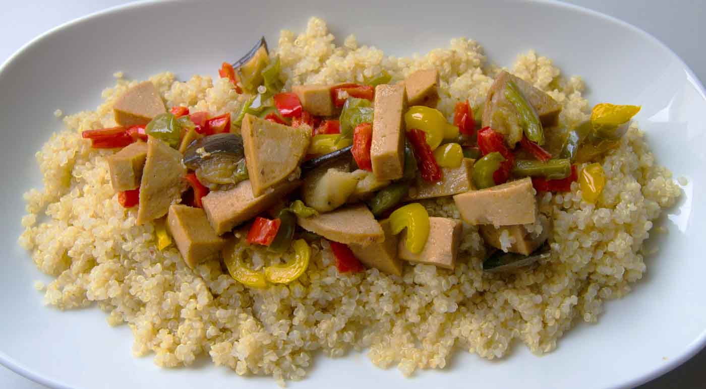 Receta de wok de carne vegetal con pimientos a la soja y quinua - Recetas veganas ligeras - Ecovegetariano.com
